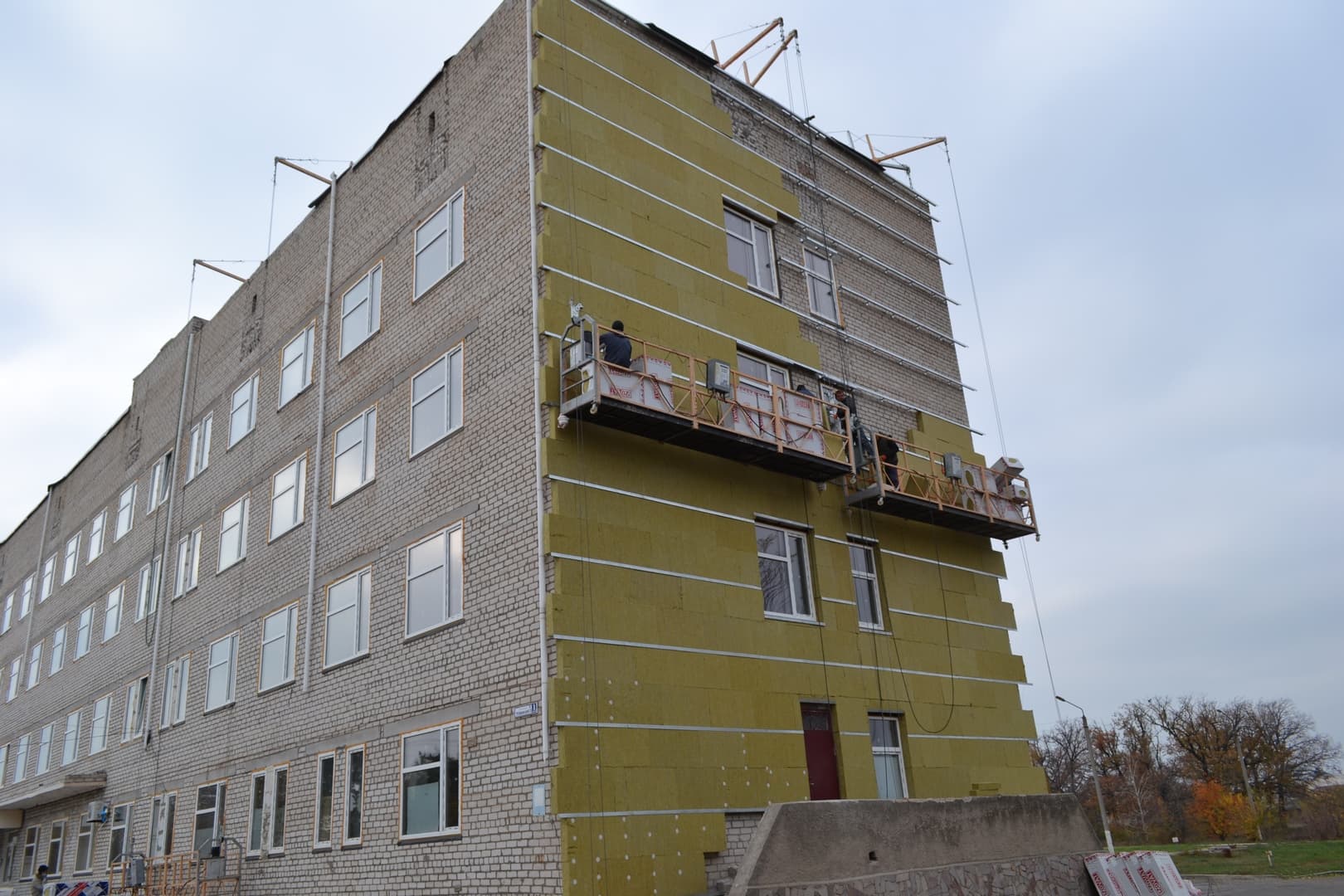 Розпочались роботи з утеплення фасаду будівлі поліклініки