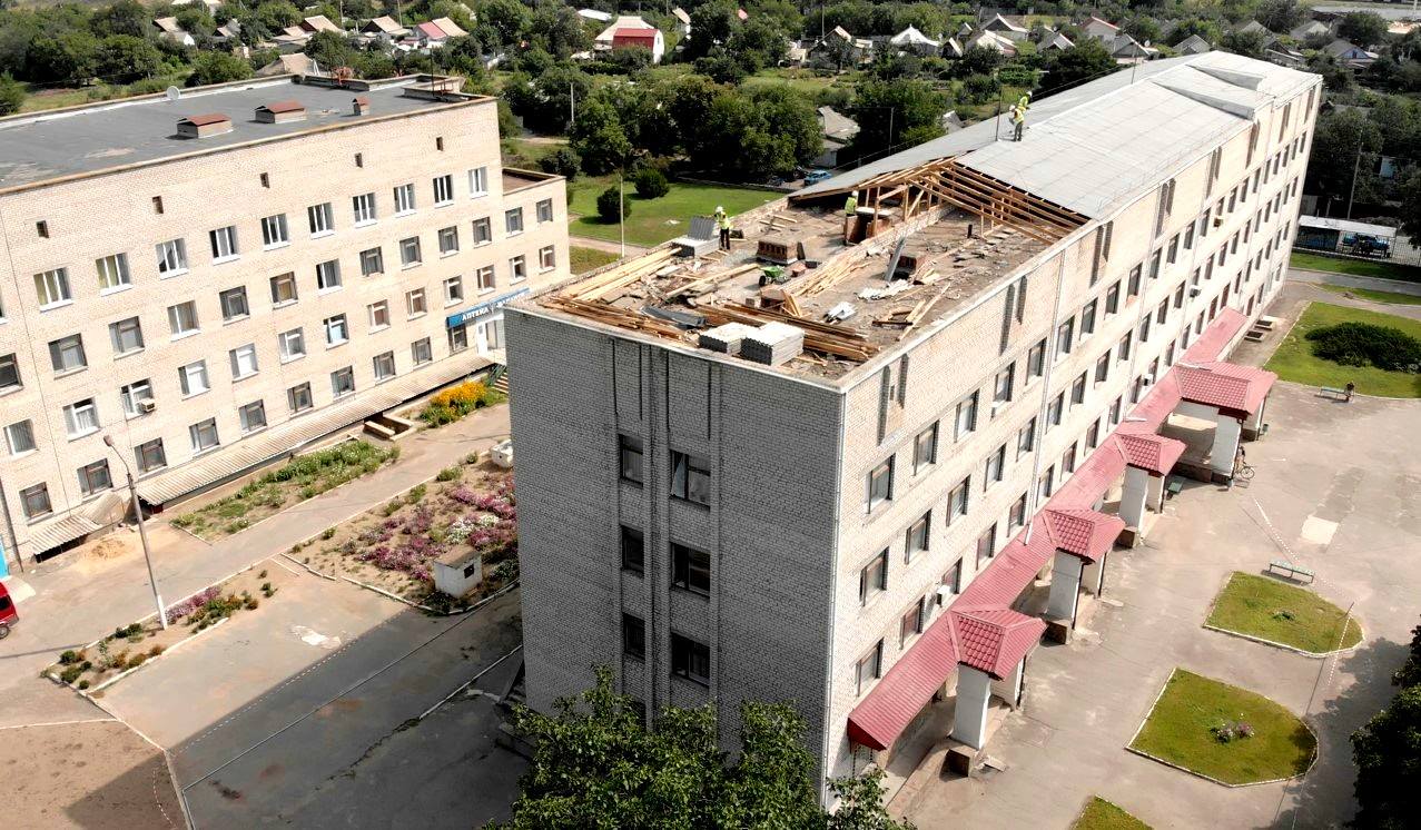 У поліклініці Вознесенської лікарні почався демонтаж даху